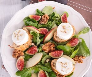 Sałatka z figami, kozim serem i orzechami