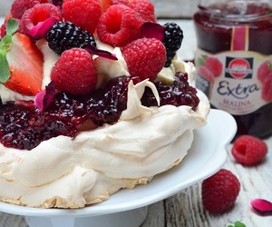 Beza Pavlova z konfiturą malinową, mascarpone i owocami 
