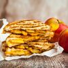 Tostowe wariacje – kanapka z serem żółtym i karmelizowanymi jabłkami