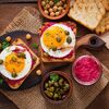 Nieśpieszne śniadanie - Tosty XXL z buraczanym hummusem, jajkiem i kaparami