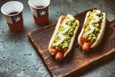 Mini hot-dogi z guacamole i salsą pomidorową