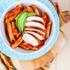 Penne z sosem pomidorowym z dodatkiem pieczonej papryki, podawane z awokado i pieczonym kurczakiem