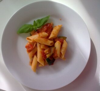 Penne z pomidorami i cukinią